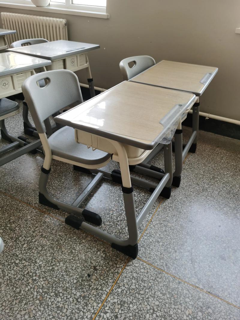 巴中方凳课桌椅生产厂家,课桌椅源头工厂,专业生产各种学生课桌